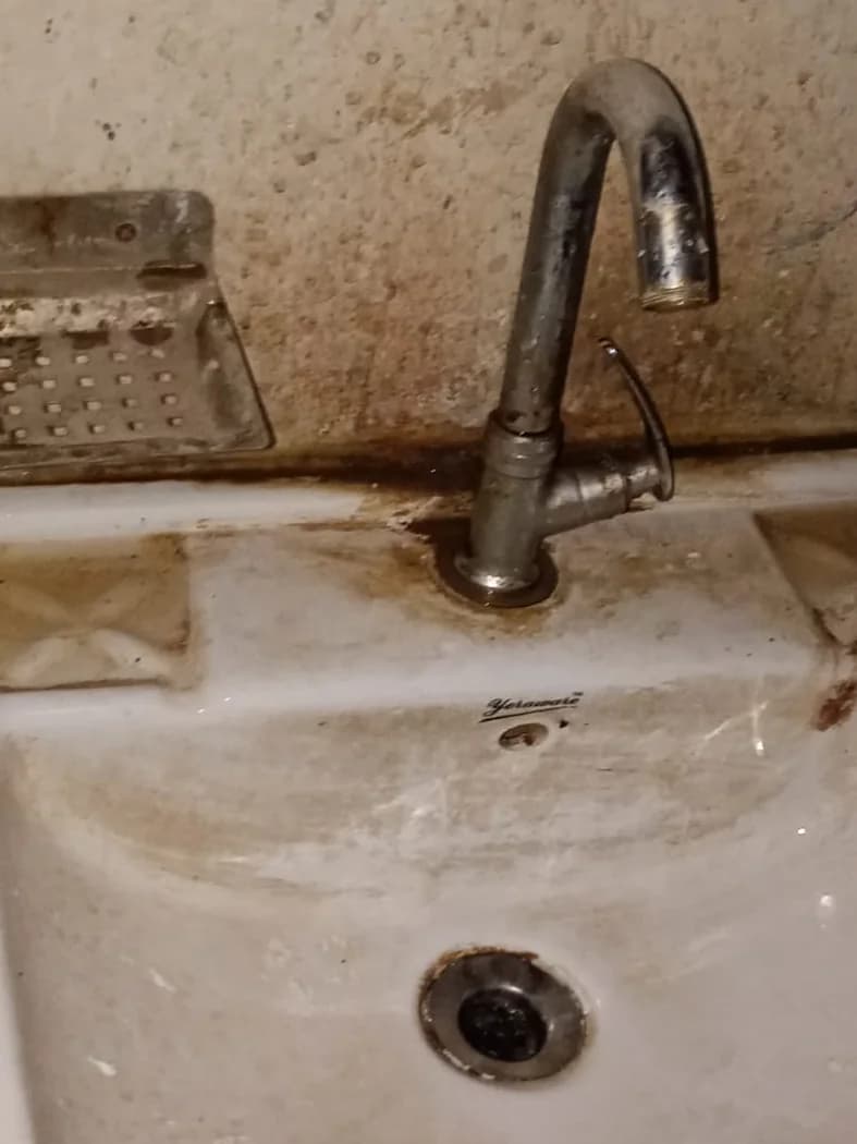 Rusty, scaled tap and stained washbasin before using TapStrike Intense